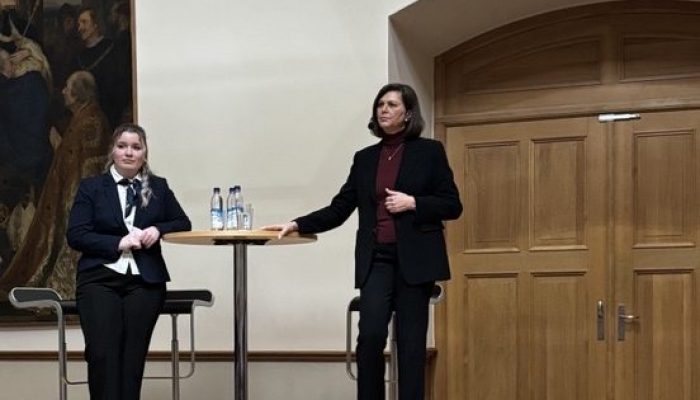 Landtag trifft Scheyern: Ilse Aigner zu Besuch an der FOSBOS Scheyern