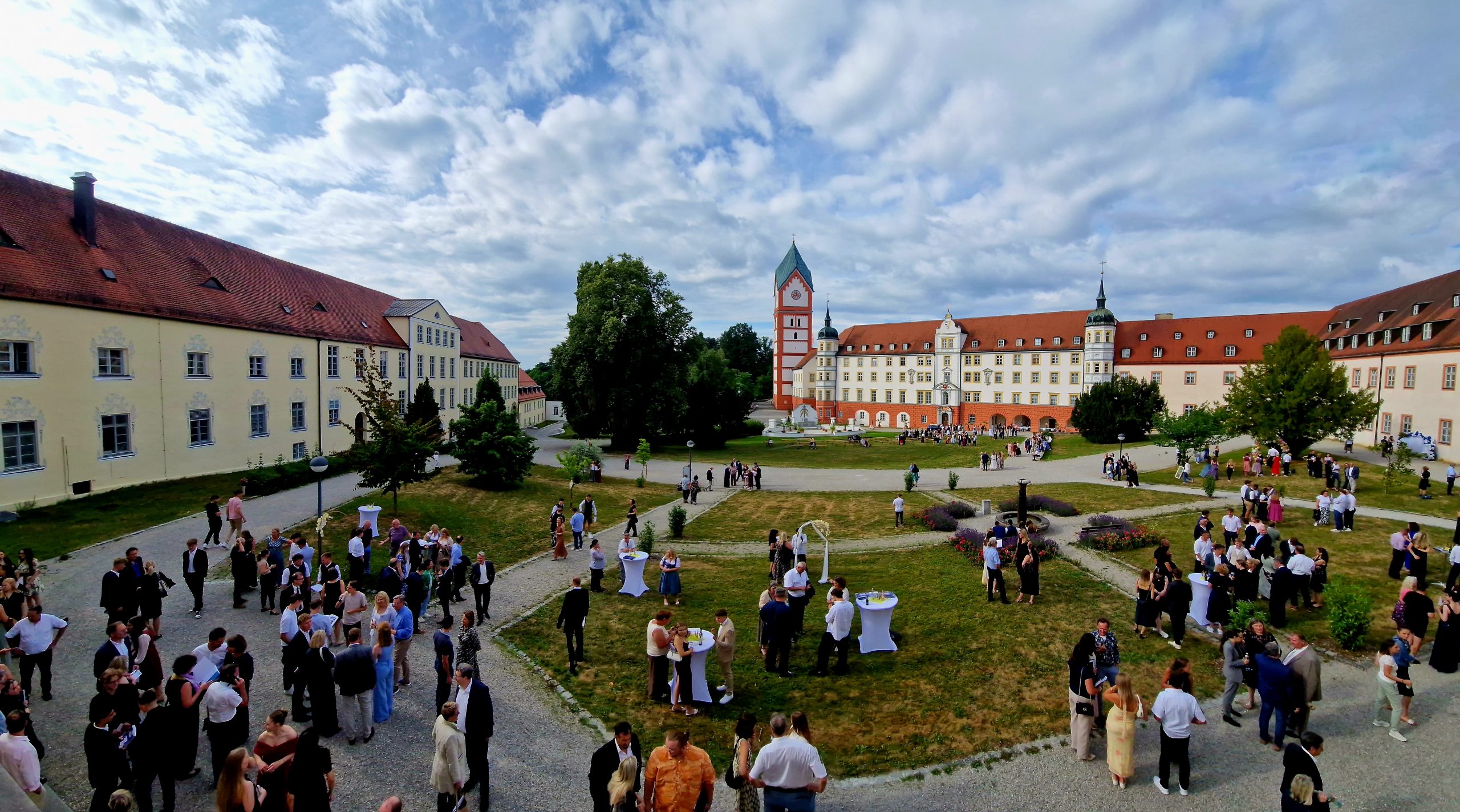 „In der Ruhe liegt die Kraft“ – 246 Absolventinnen und Absolventen feiern ihr Abitur im Kloster Scheyern