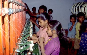 Indien Kinderarbeit in einer Seidenspinnerei